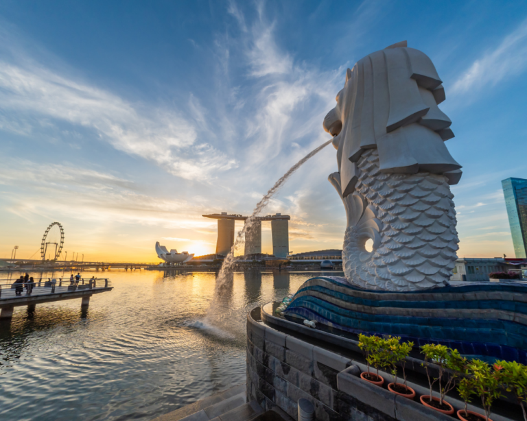 MARINA IN SINGAPORE WITH STATUE AND MARINA BAY HOTEL