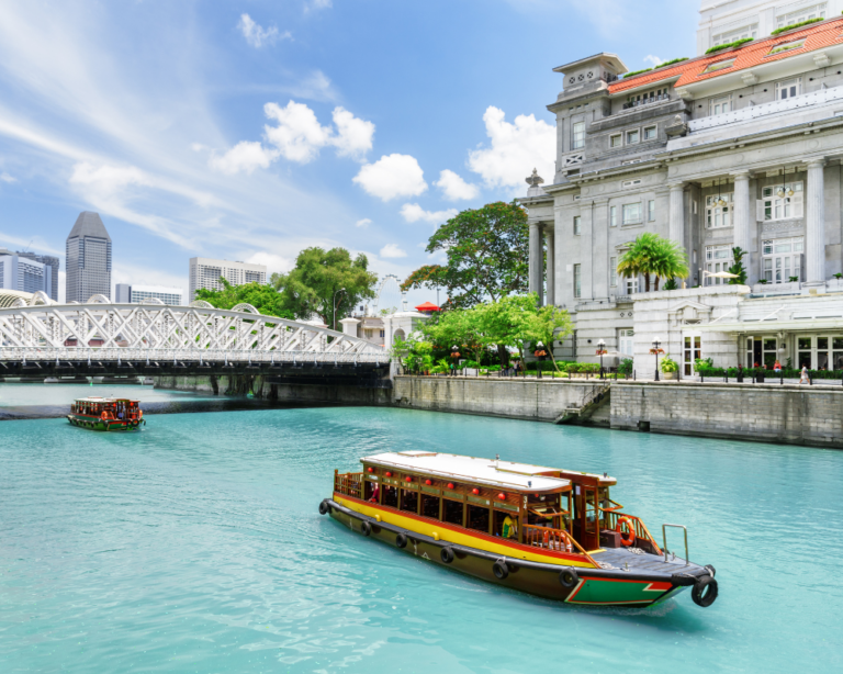 STREET CANAL IN SINGAPORE