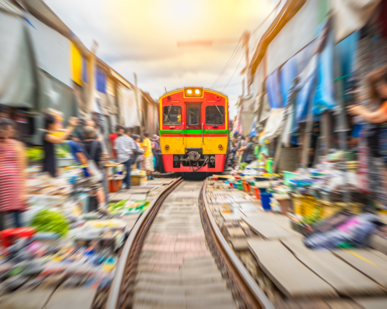 Railway Market in Maeklon