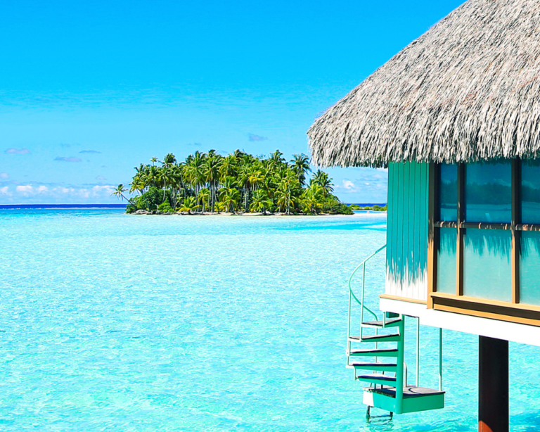 Bungalow sull'acqua turchese di Bora Bora in Polinesia Francese