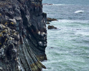 COSTA DI ROCCE LAVICHE SUL SENTIERO DI ARNASTAPI