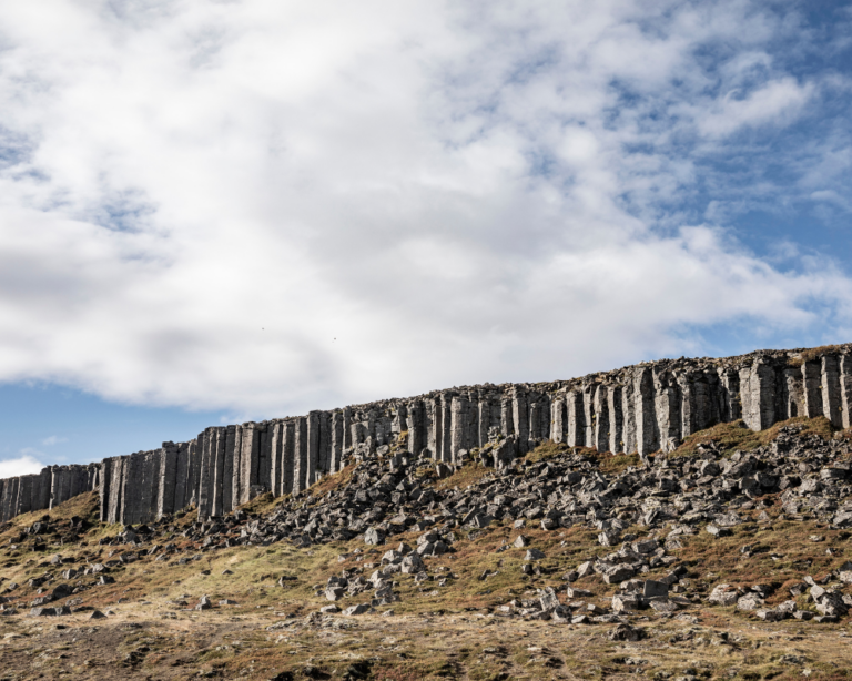 Gerduberg Cliffs nel mezzo della pianura islandese