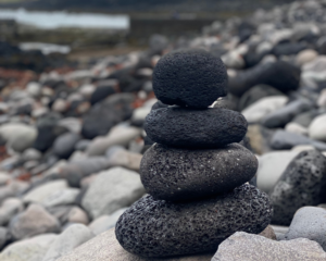 PIRAMIDE DI PIETRE LAVICHE NELLA SPIAGGIA A HELLNAR