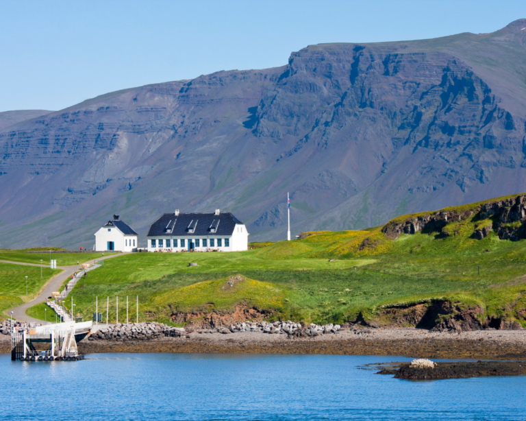 Porto di Reykjavìk, in Islanda con montagne alle spalle