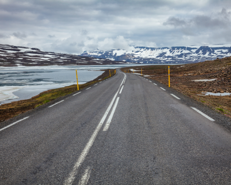 STRADA DI MONTAGNA VERSO Egilsstaðir