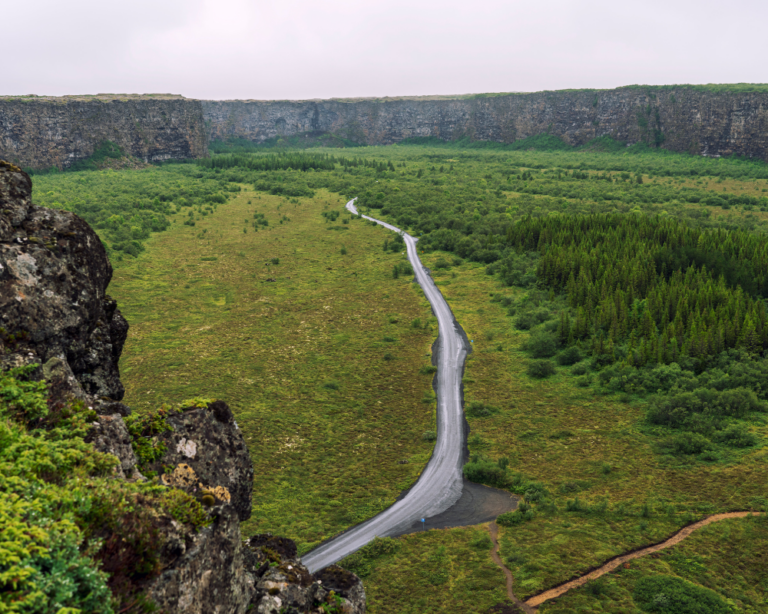 Strada che collega il Canyon di Ásbyrgi