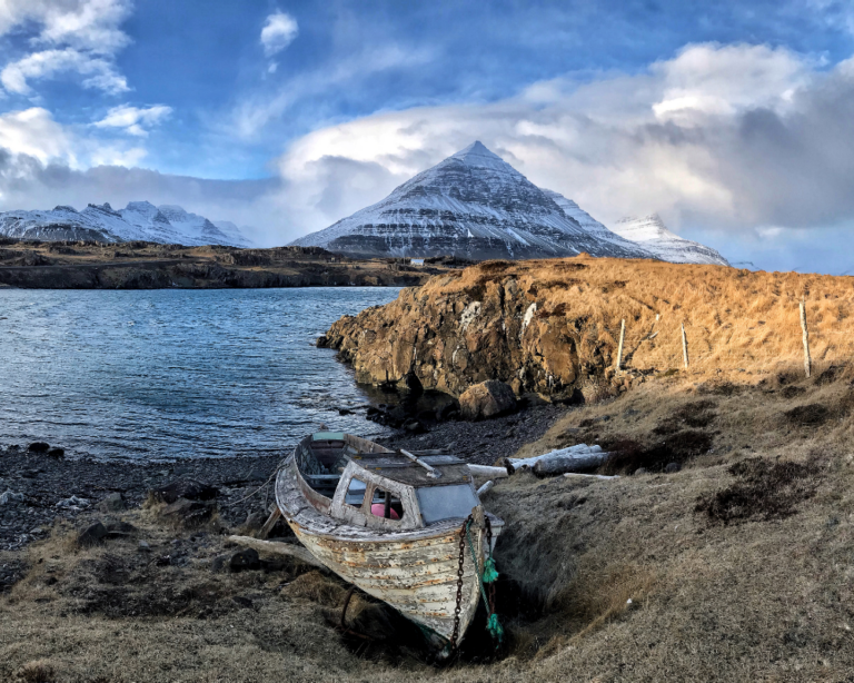 barca spiaggiata a djupivogur, islanda