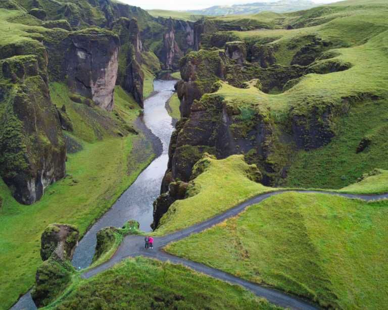 canyon Fjaðrárgljúfur immerso nel verde