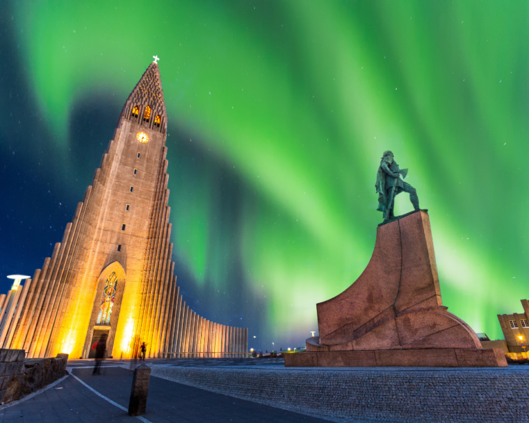 chiesa di Hallgrímskirkja a Reykjavìk e aurora boreale