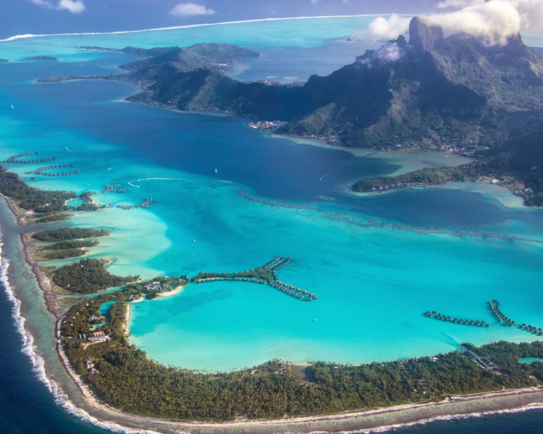 incantevole Bora Bora vista dall'aereo