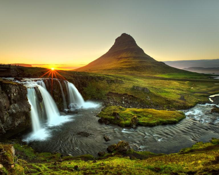kirkjufell in islanda con cascate al tramonto