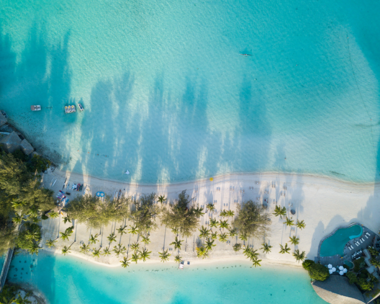 panoramica di una spiaggia bianca nella polinesia francese