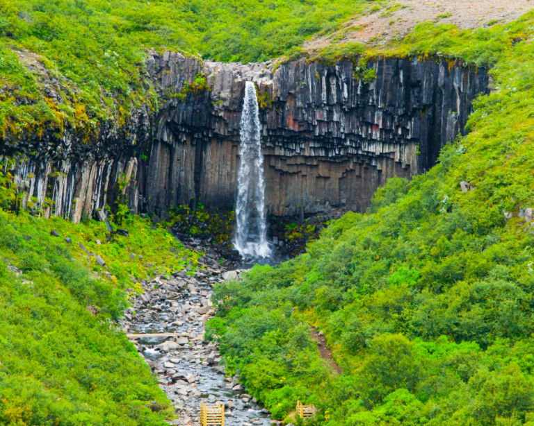 sentiero che porta alla cascata di svartifoss