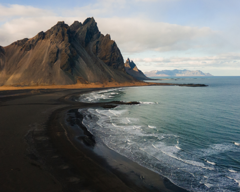 spiaggia nera con vista sulla montagna vestahorn