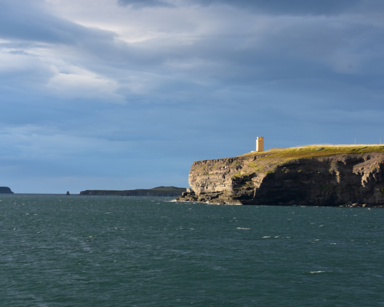 vista della costa da Husavik, Islanda