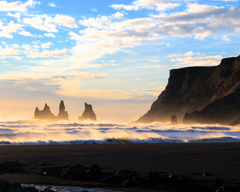 vista della spiaggia di reynisfjara da vìk