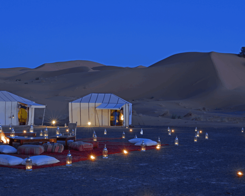 CAMPO TENDATO NEL DESERTO